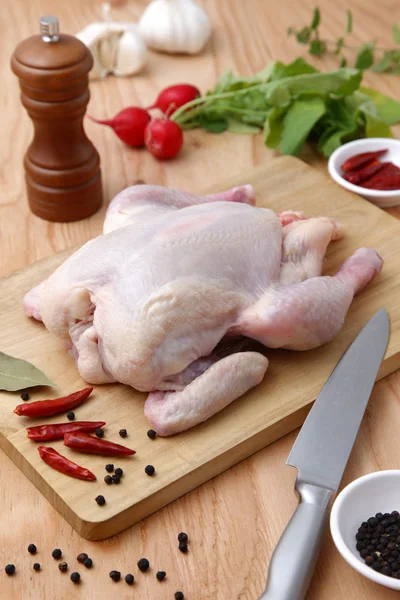 Memasak Whole Raw Chicken — Stok Foto