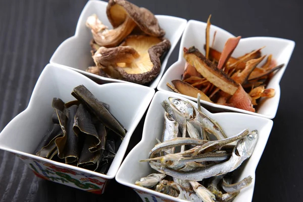 Alimentos secos típicos para caldo de sopa japonés —  Fotos de Stock