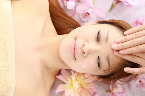 Giovane donna giapponese ottenere un massaggio facciale — Foto Stock