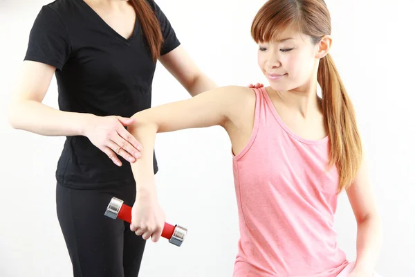 Young Japanese woman doing dumbbell exercise — Stock Photo, Image