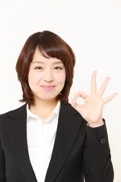 Japonesa mujer de negocios mostrando perfecto signo — Foto de Stock