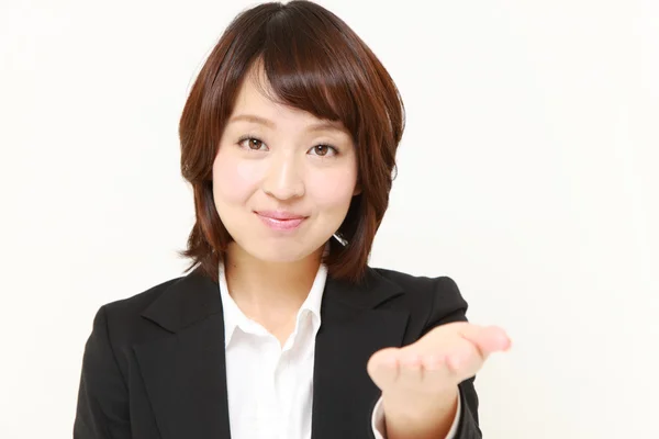 Femme d'affaires japonaise présentant et montrant quelque chose — Photo