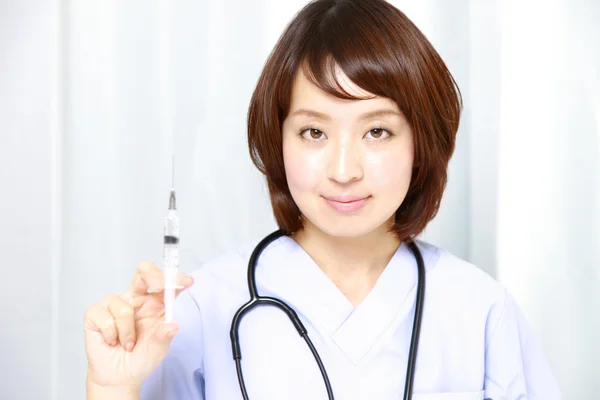 Японская женщина-доктор с инъектором — стоковое фото