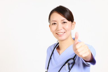 Genç Japon kadın doktor başarılı