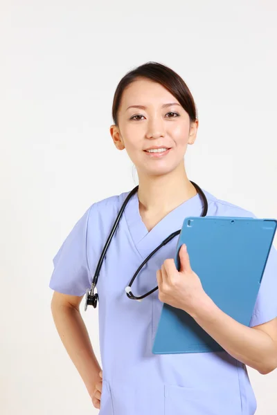 Japanese female doctor with medical chart　 — ภาพถ่ายสต็อก