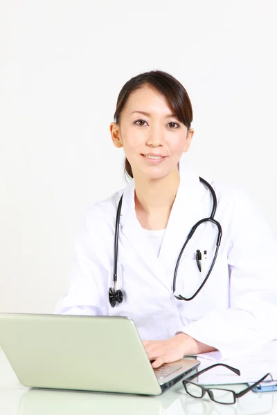 Молодая японская женщина-врач улыбается — стоковое фото