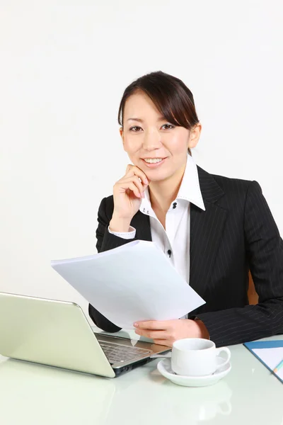 Empresária japonesa sorri — Fotografia de Stock