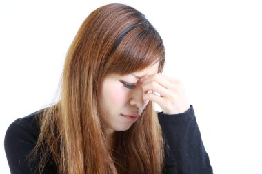 Genç Japon kadın Asthenopia uğrar