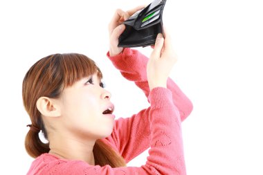 Genç Japon kadın boş cüzdanını arıyorsunuz