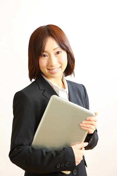 Jovem mulher japonesa de negócios com computador — Fotografia de Stock