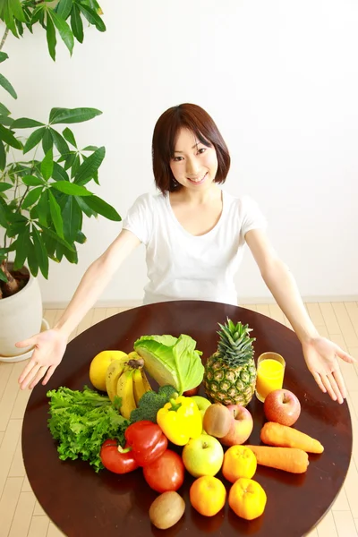 Jonge Japanse vrouw met groenten en fruit — Stockfoto