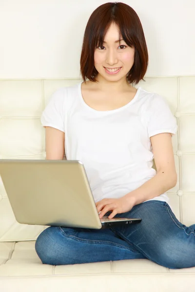 日本年轻女性与计算机 — 图库照片