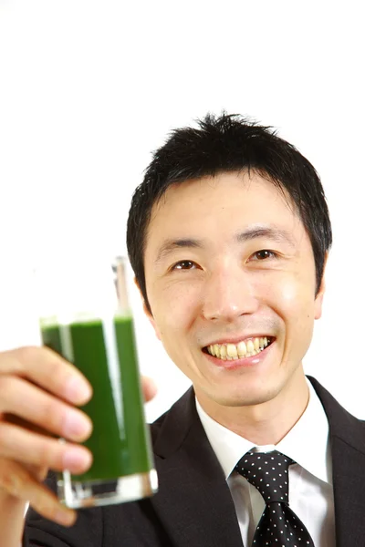 Un empresario japonés bebe jugo de verduras verdes　 — Foto de Stock