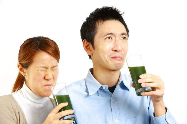 Japonesa pareja teniendo verde vegetal jugo — Foto de Stock