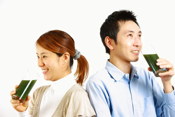 Japanese couple having green vegetable juice — Stock Photo, Image