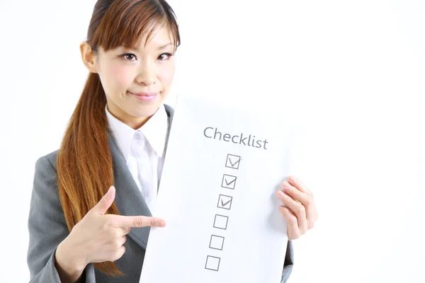 Zakenvrouw met checklist — Stockfoto
