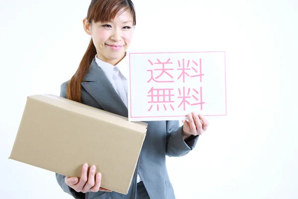 Empresária mostrando um cartão com palavra Frete grátis no Kanji japonês — Fotografia de Stock