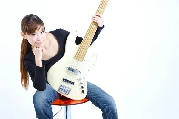 Mladá Japonka s bílým 5strings baskytara — Stock fotografie