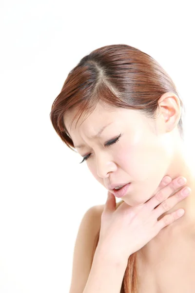 Unga japanska kvinnan lider hals smärta — Stockfoto