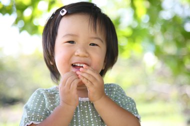 Japon kız gülümsüyor