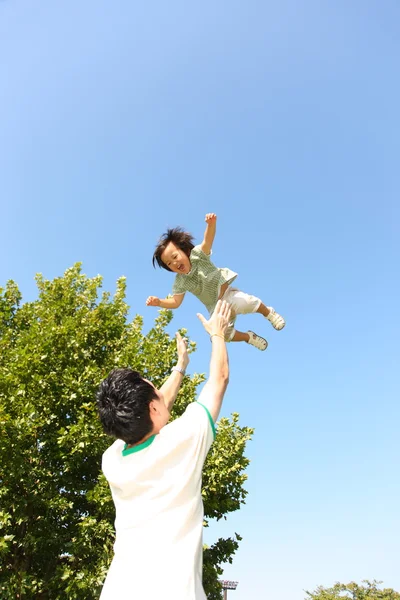 Father throws daughter in air — Stock Photo, Image