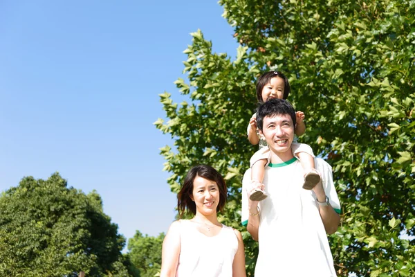 Japońskiej rodziny w parku — Zdjęcie stockowe