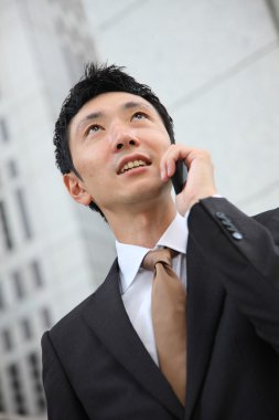 Japon işadamı cep telefonuyla konuşuyor