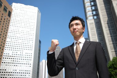 Japon işadamı bir zafer poz