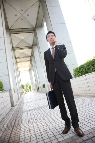 一部手机与日本商人谈判 — 图库照片