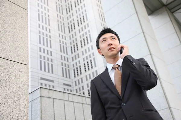 Japonais homme d'affaires parle avec un téléphone mobile — Photo
