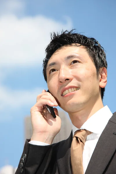 Japanse zakenman gesprekken met een mobiele telefoon — Stockfoto