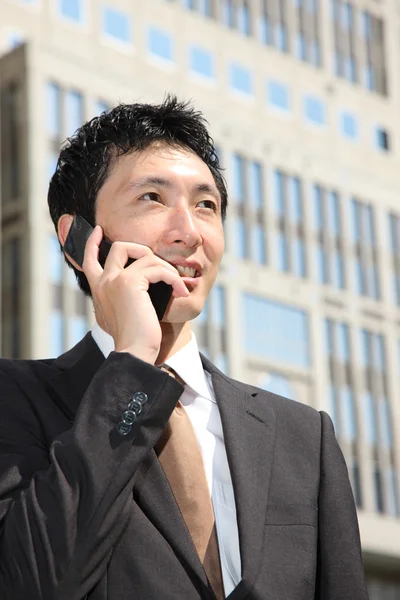 Japonský podnikatel rozhovory s mobilním telefonem — Stock fotografie
