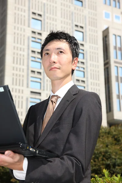 Uomo d'affari giapponese con computer — Foto Stock