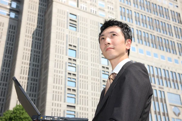 Японский бизнесмен с компьютером — стоковое фото