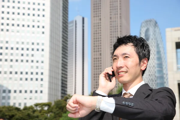 Japonais homme d'affaires parle avec un téléphone mobile — Photo