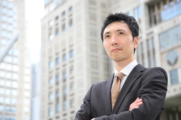 Homme d'affaires japonais dans la ville — Photo