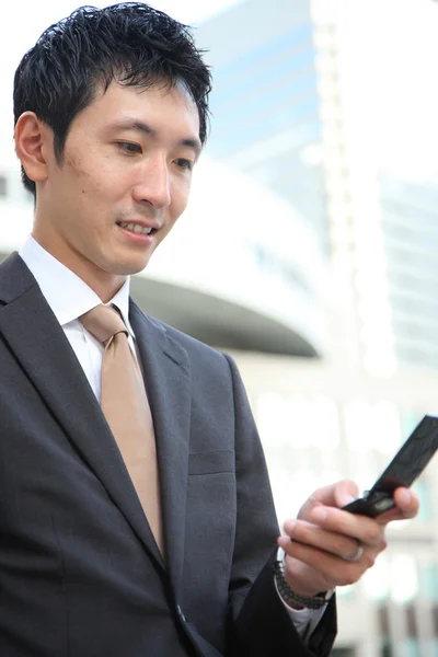 Empresario japonés con teléfono móvil —  Fotos de Stock
