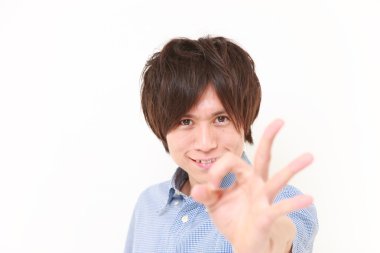 Genç Japon gösteren mükemmel işareti adam