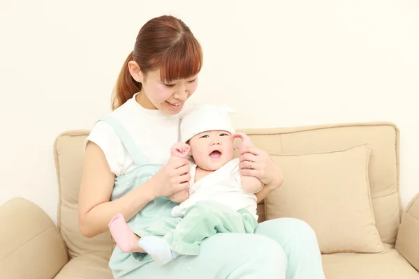 Японская мама и ее ребенок — стоковое фото