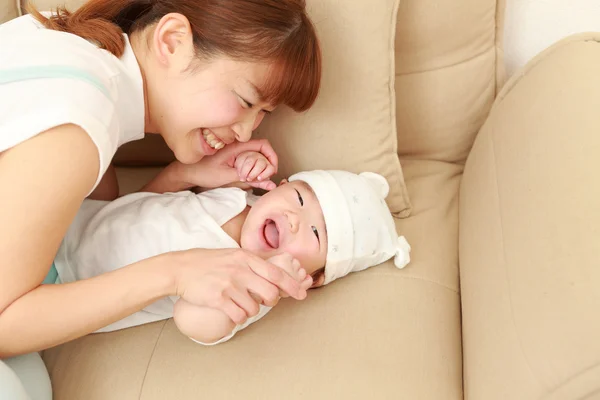 Japanska mamma och hennes barn — Stockfoto