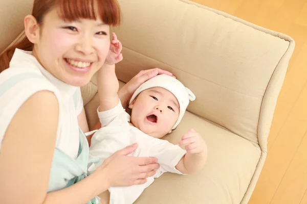 Japanisch mutter und sie baby — Stockfoto