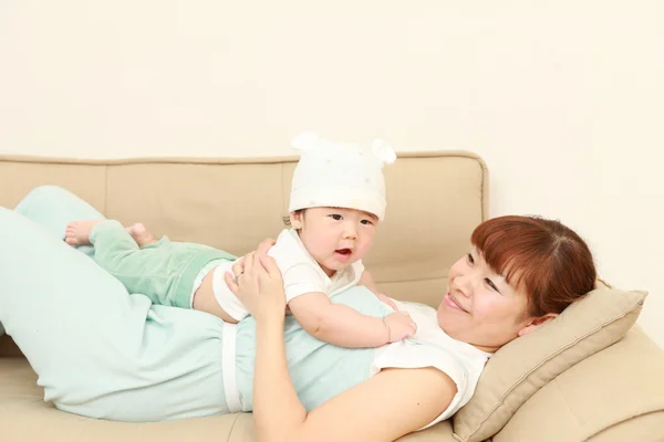 Японская мама и ее ребенок — стоковое фото