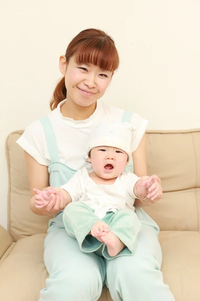 Japanese mom and her baby — Stock Photo, Image