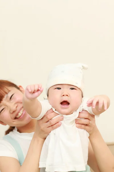 Ιαπωνική μαμά και το μωρό — Φωτογραφία Αρχείου
