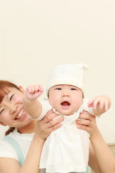 Japanese mom and her baby — Stock Photo, Image