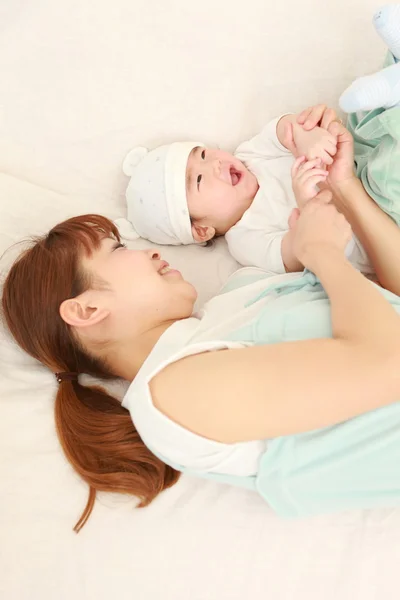 Japanese mom and her baby — Stock Photo, Image