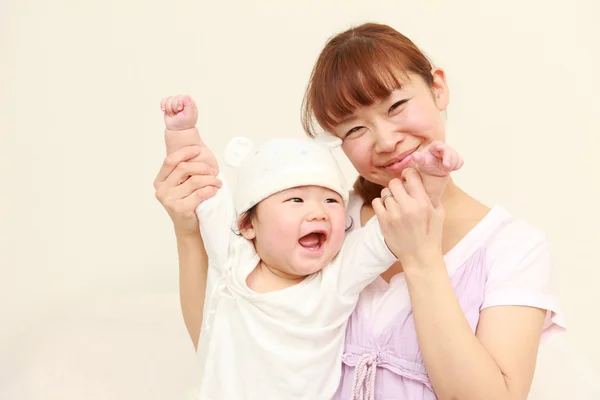 Japońska mama i jej dziecko — Zdjęcie stockowe