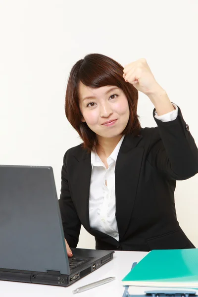 Donna d'affari giapponese in una posa di vittoria — Foto Stock