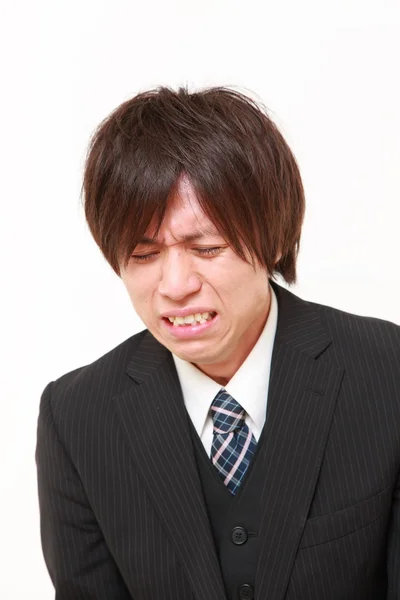 Молодой японский бизнесмен плачет — стоковое фото