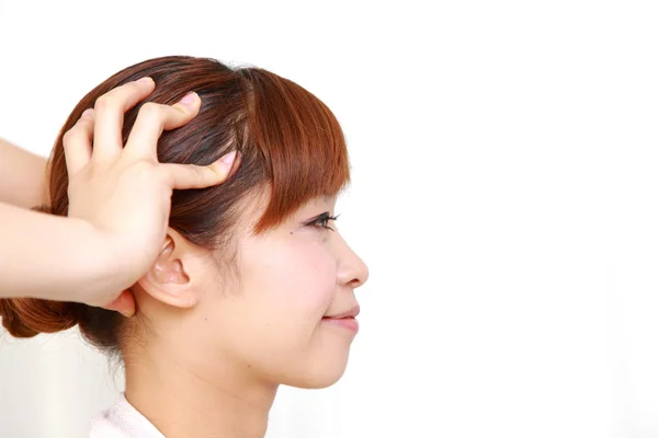 Young Japanese woman getting a head massage　 — Stock Photo, Image